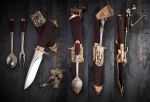 Гарнитур охотничий, состоящий из ножа, ложки, вилки и съемного подвеса в ножнах "Объект 7...просто добавь еды"(2017)